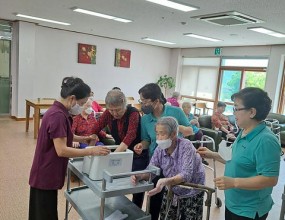 어르신들께서 손목, 손등, 손가락 마디 등의 통증을 자주 호소하시어 파라핀기계를 구입하고 어르신들께 제공하고 있으며 많은 호응과 만족도를 보이고 계심. 너무 뜨겁다는 의견이 많으시어 온도조절이 가능한 기계를 별도로 추가 구매하였으며 어르신들에 맞는 서비스 제공을 하도록 지속적으로 노력 할 예정입니다. 