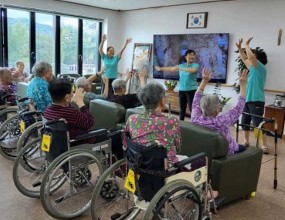 ㅈ*낙상예방체조*퍼즐맞추기*미니게이트볼*컵쌓기*파라핀요법*윷놀이*자석모형만들기 *관절운동